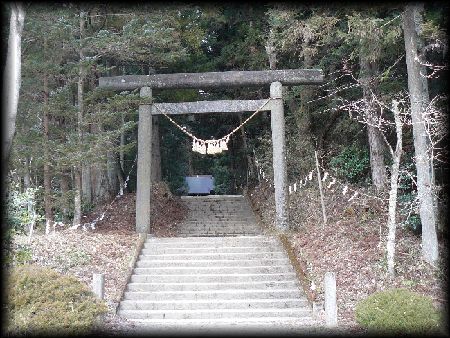 黄金山神社参道石段沿いにある石鳥居