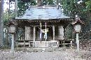 黄金山神社拝殿正面とその前に置かれた燈篭