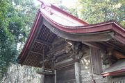 安福河伯神社本殿を左斜め下から見上げた画像