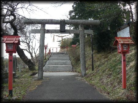 坂元神社参道に設けられた石鳥居と朱色の燈篭
