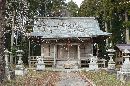 坂元神社拝殿正面とその前に置かれた石造狛犬と石燈篭